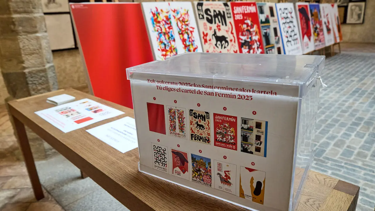 Presentación de las diez obras finalistas del concurso de carteles de San Fermín 2025, cuyo ganador será elegido por votación popular. IÑIGO ALZUGARAY