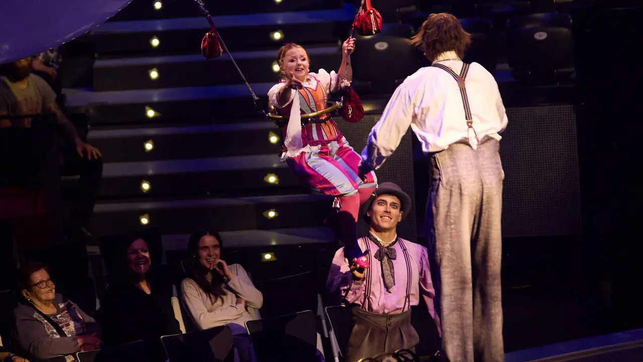 Estreno de Corteo del Cirque du Soleil en el Navarra Arena de Pamplona. El nuevo espectáculo circense de la compañía canadiense, un desfile festivo imaginado por un payaso. IÑIGO ALZUGARAY