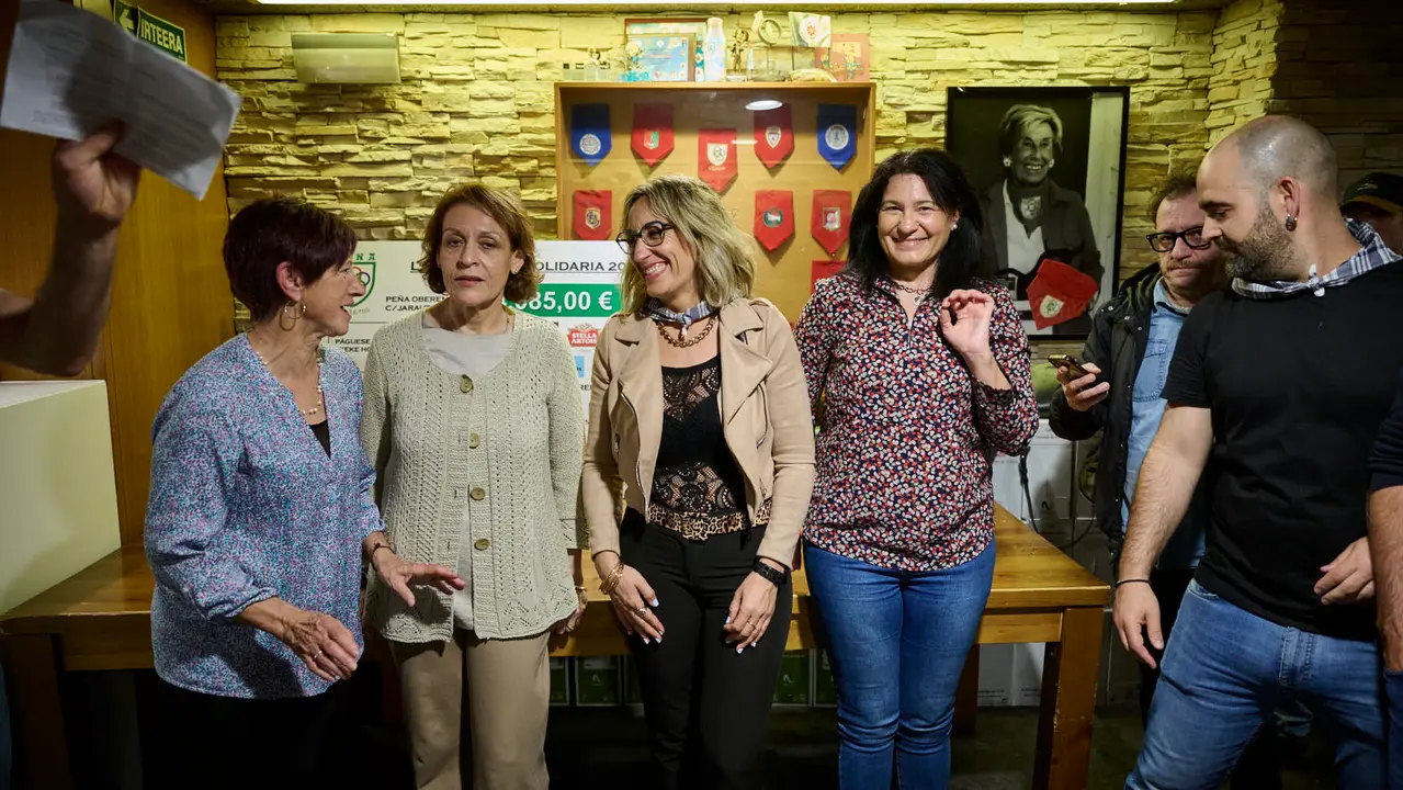 Entrega de la Mandarra Solidaria de la Peña Oberena al Teléfono de la Esperanza. PABLO LASAOSA