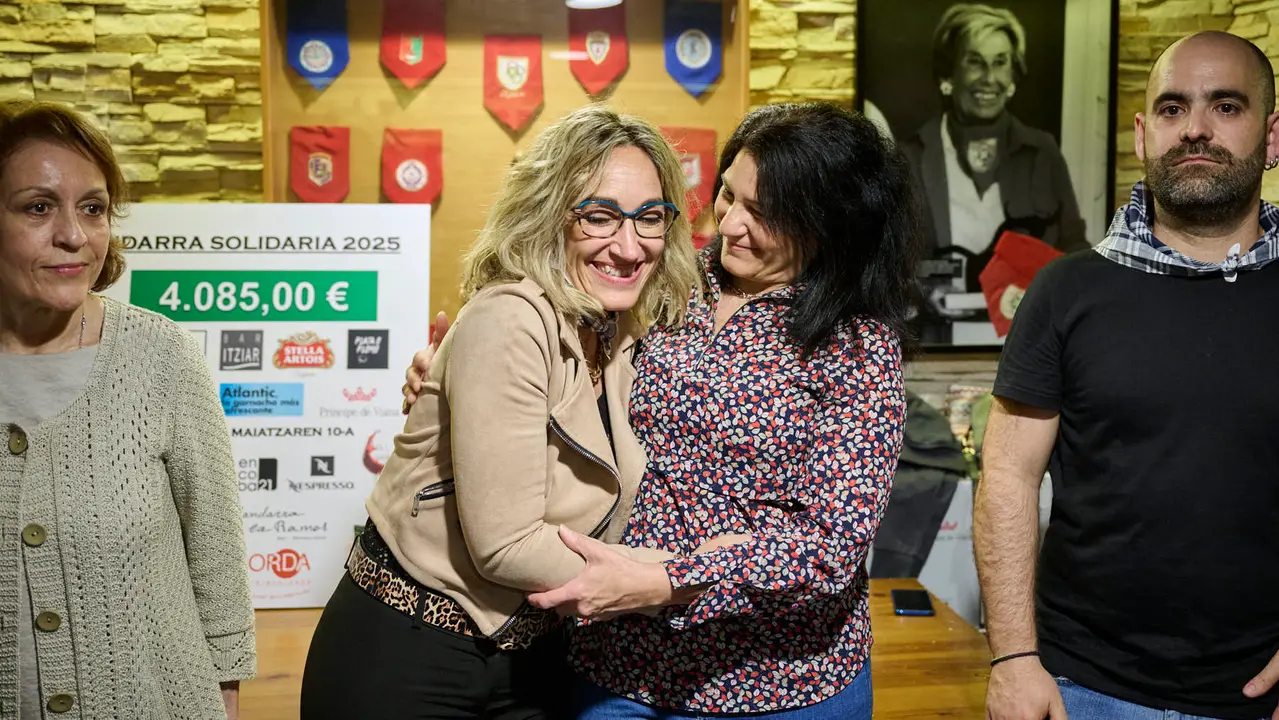 Entrega de la Mandarra Solidaria de la Peña Oberena al Teléfono de la Esperanza. PABLO LASAOSA