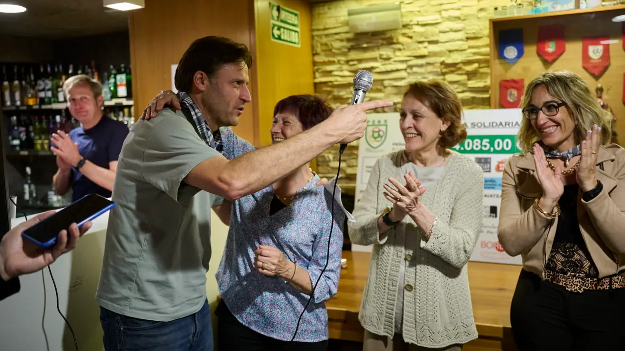 Entrega de la Mandarra Solidaria de la Peña Oberena al Teléfono de la Esperanza. PABLO LASAOSA