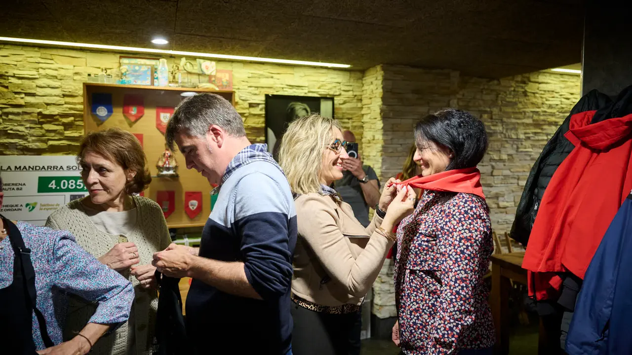 Entrega de la Mandarra Solidaria de la Peña Oberena al Teléfono de la Esperanza. PABLO LASAOSA