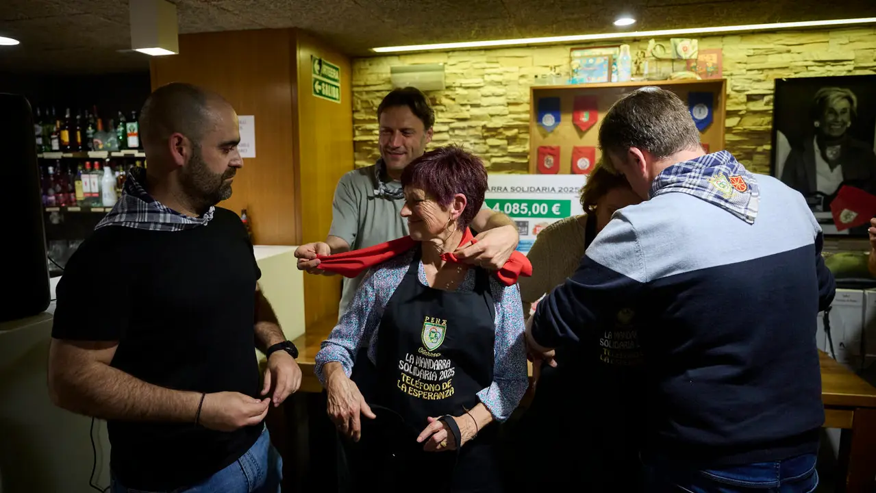 Entrega de la Mandarra Solidaria de la Peña Oberena al Teléfono de la Esperanza. PABLO LASAOSA
