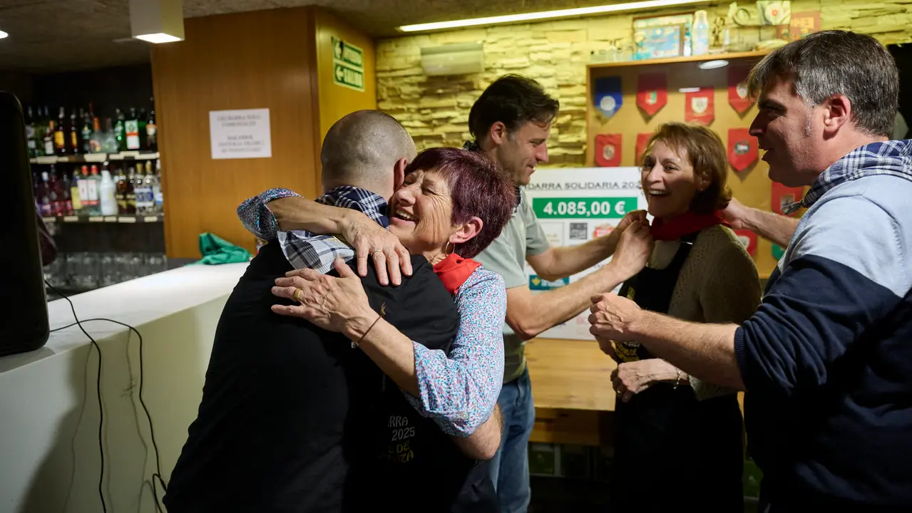 Entrega de la Mandarra Solidaria de la Peña Oberena al Teléfono de la Esperanza. PABLO LASAOSA