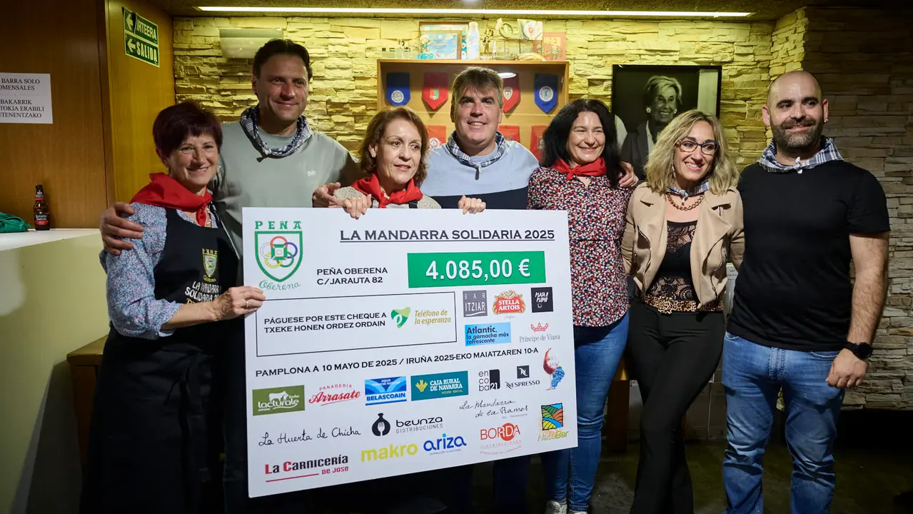 Entrega de la Mandarra Solidaria de la Peña Oberena al Teléfono de la Esperanza. PABLO LASAOSA