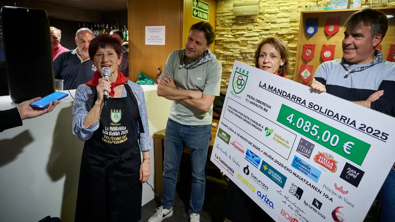 Entrega de la Mandarra Solidaria de la Peña Oberena al Teléfono de la Esperanza. PABLO LASAOSA