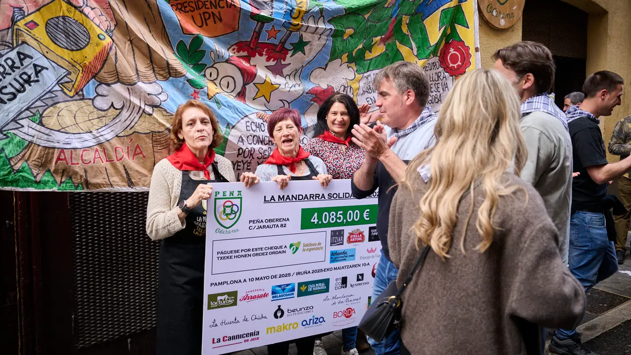 Entrega de la Mandarra Solidaria de la Peña Oberena al Teléfono de la Esperanza. PABLO LASAOSA