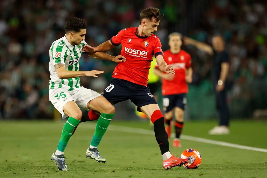 SEVILLA, 11/05/2025.-El defensa del Betis Marc Bartra y el centrocampista de Osasuna Aimar Oroz, durante el partido de la jornada 35 de LaLiga EA Sports, este domingo en el estadio Benito Villamarín en Sevilla.-EFE/ Julio Muñoz
