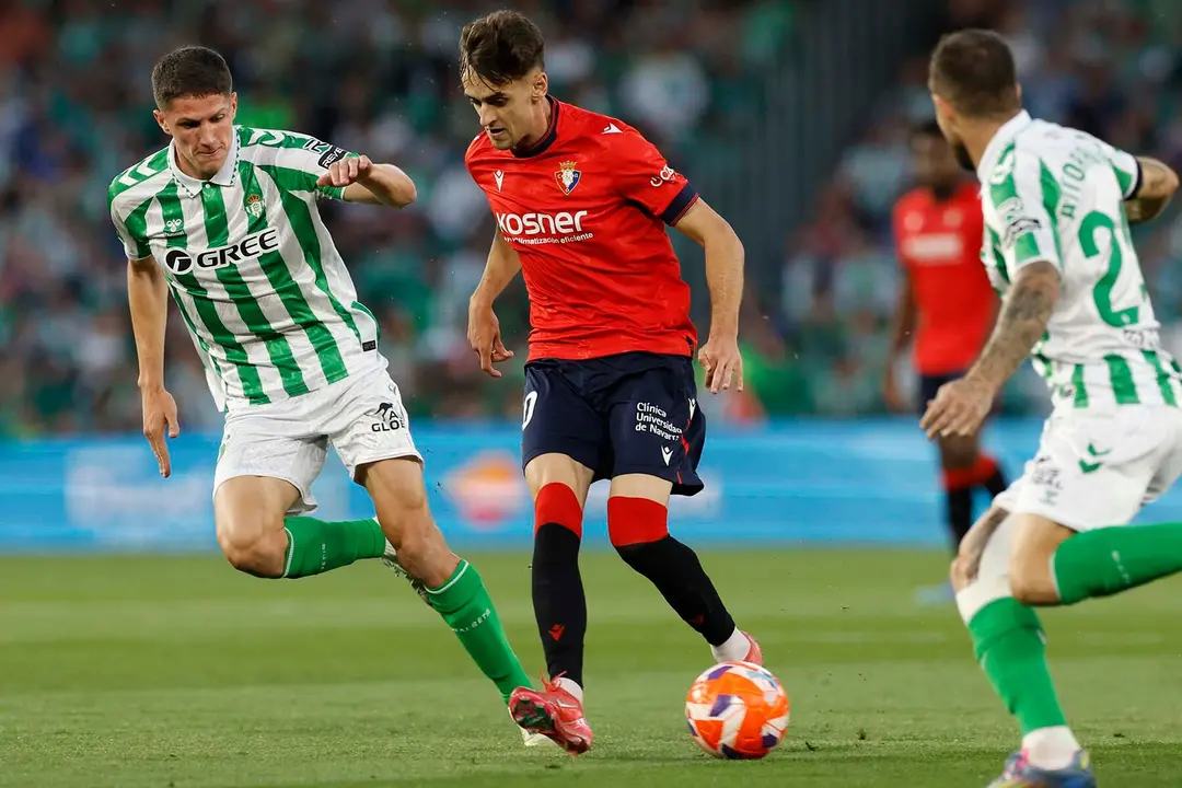 SEVILLA, 11/05/2025.- El centrocampista del Betis, Sergi Altimira, el centrocampista de Osasuna, Aimar Oroz, durante el encuentro correspondiente a la jornada 35 de LaLiga EA Sports que disputan hoy domingo Betis y Osasuna en el estadio Benito Villamarín, en Sevilla. EFE / Julio Muñoz.