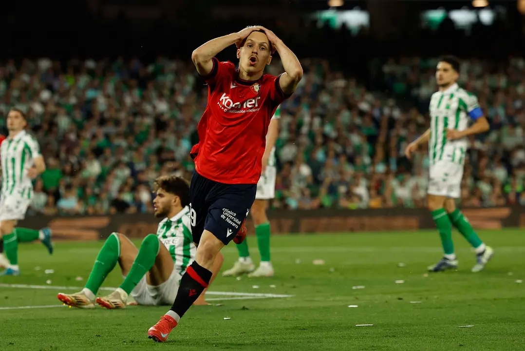SEVILLA, 11/05/2025.-El centrocampista de Osasuna Bryan Zaragoza, durante el partido de la jornada 35 de LaLiga EA Sports, este domingo en el estadio Benito Villamarín en Sevilla.-EFE/ Julio Muñoz