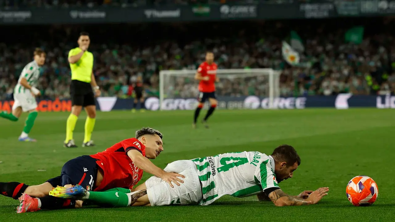 SEVILLA, 11/05/2025.-El defensa del Betis Aitor Ruibal y el centrocampista de Osasuna Bryan Zaragoza, durante el partido de la jornada 35 de LaLiga EA Sports, este domingo en el estadio Benito Villamarín en Sevilla.-EFE/ Julio Muñoz