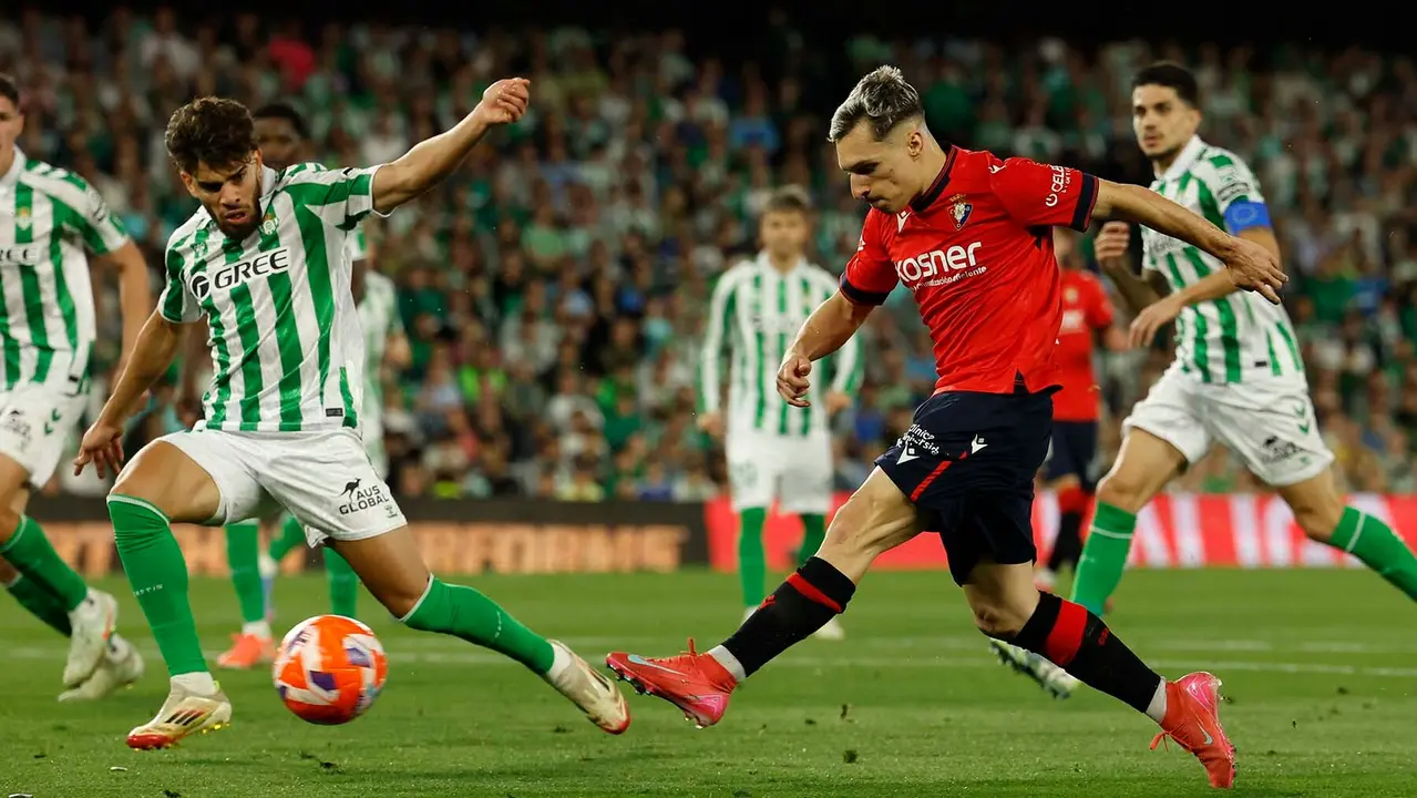 SEVILLA, 11/05/2025.-El centrocampista del Betis Abde Ezzalzouli y el centrocampista de Osasuna Bryan Zaragoza, durante el partido de la jornada 35 de LaLiga EA Sports, este domingo en el estadio Benito Villamarín en Sevilla.-EFE/ Julio Muñoz