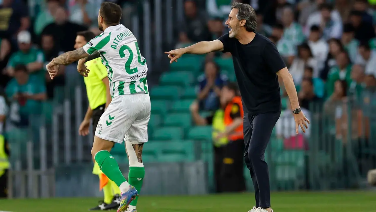 SEVILLA, 11/05/2025.-El entrenador de Osasuna Bryan Zaragoza, durante el partido de la jornada 35 de LaLiga EA Sports entre el Betis y Osasuna, este domingo en el estadio Benito Villamarín en Sevilla.-EFE/ Julio Muñoz