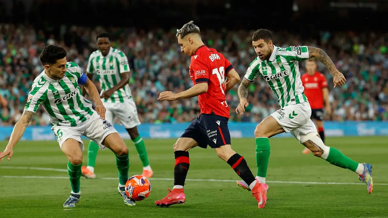SEVILLA, 11/05/2025.-El defensa del Betis Marc Bartra y el centrocampista de Osasuna Bryan Zaragoza, durante el partido de la jornada 35 de LaLiga EA Sports, este domingo en el estadio Benito Villamarín en Sevilla.-EFE/ Julio Muñoz