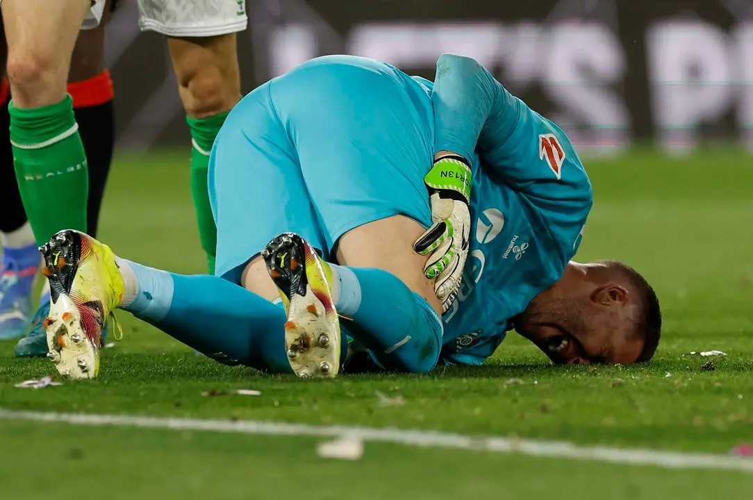 SEVILLA, 11/05/2025.-El portero del Betis Adrián San Miguel se duele de un golpe durante el partido de la jornada 35 de LaLiga EA Sports entre el Betis y el Osasuna, este domingo en el estadio Benito Villamarín en Sevilla.-EFE/ Julio Munoz