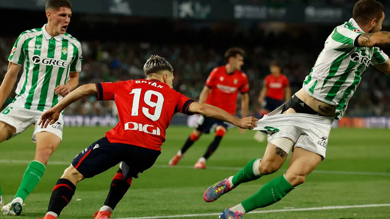 SEVILLA, 11/05/2025.-El defensa del Betis Aitor Ruibal y el centrocampista de Osasuna Bryan Zaragoza, durante el partido de la jornada 35 de LaLiga EA Sports, este domingo en el estadio Benito Villamarín en Sevilla.-EFE/ Julio Muñoz