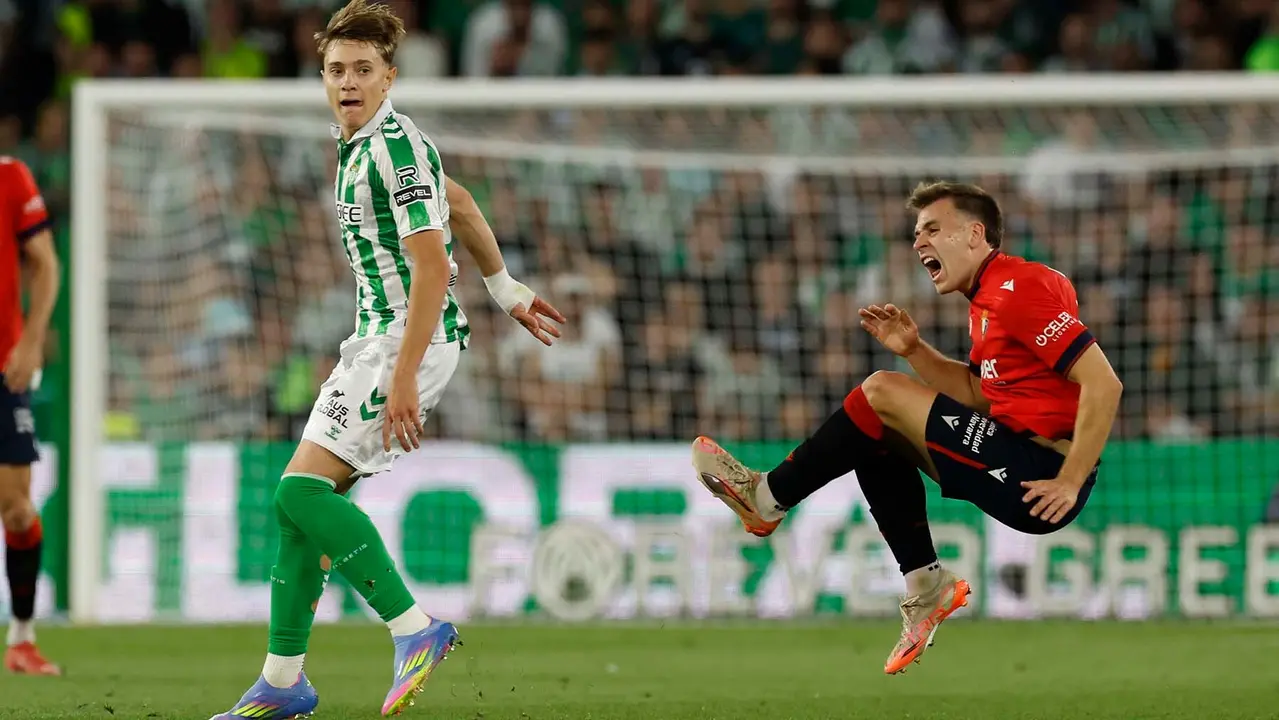 SEVILLA, 11/05/2025.-El centrocampista del Betis Jesús Rodríguez y el centrocampista de Osasuna Pablo Ibáñez, durante el partido de la jornada 35 de LaLiga EA Sports entre el Betis y el Osasuna, este domingo en el estadio Benito Villamarín en Sevilla.-EFE/ Julio Munoz