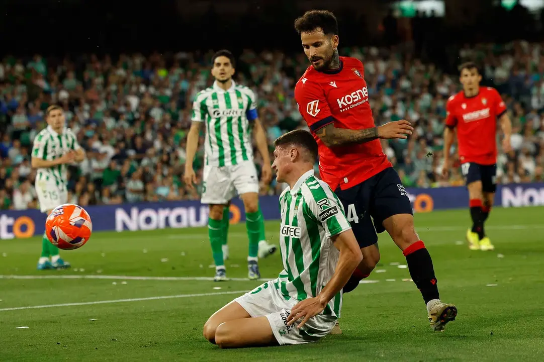 SEVILLA, 11/05/2025.- El centrocampista del Betis, Sergi Altimira, el centrocampista de Osasuna, Rubén García, durante el encuentro correspondiente a la jornada 35 de LaLiga EA Sports que disputan hoy domingo Betis y Osasuna en el estadio Benito Villamarín, en Sevilla. EFE / Julio Muñoz.