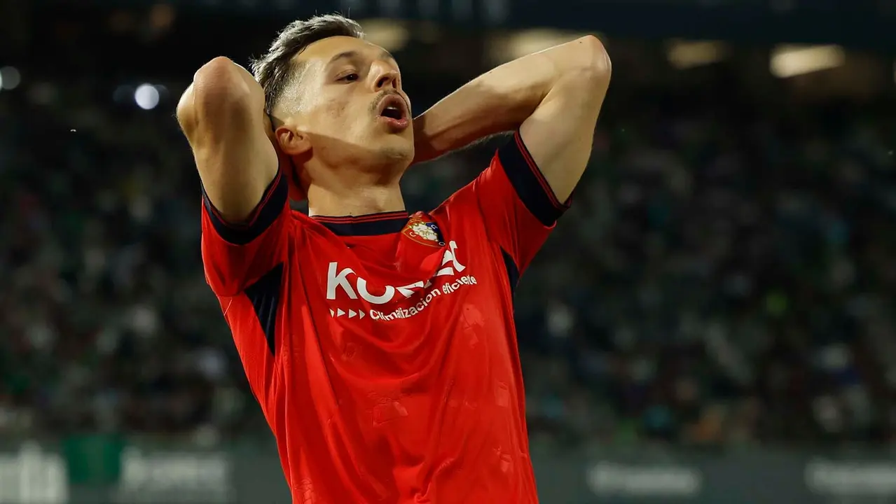 SEVILLA, 11/05/2025.-El centrocampista de Osasuna Bryan Zaragoza, durante el partido de la jornada 35 de LaLiga EA Sports, este domingo en el estadio Benito Villamarín en Sevilla.-EFE/ Julio Muñoz