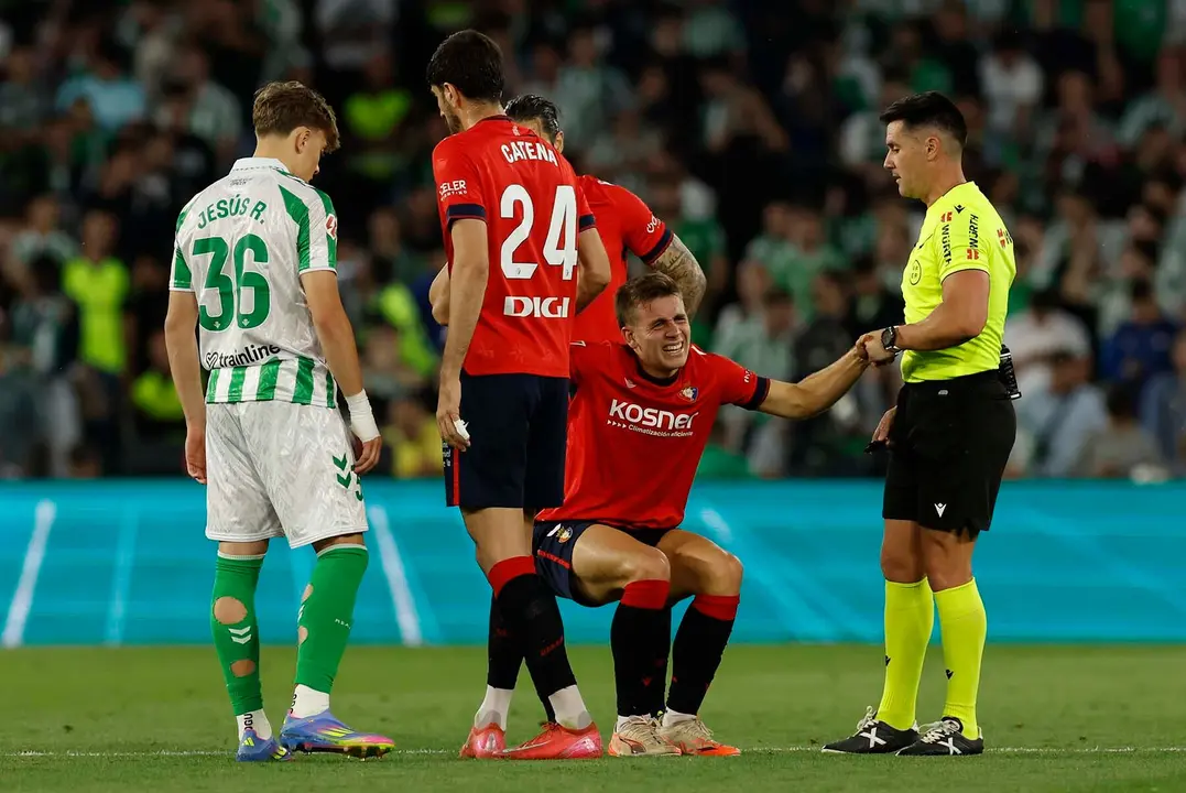SEVILLA, 11/05/2025.-El centrocampista del Betis Jesús Rodríguez (i), y el centrocampista de Osasuna Pablo Ibáñez (2d), durante el partido de la jornada 35 de LaLiga EA Sports entre el Betis y el Osasuna, este domingo en el estadio Benito Villamarín en Sevilla.-EFE/ Julio Munoz