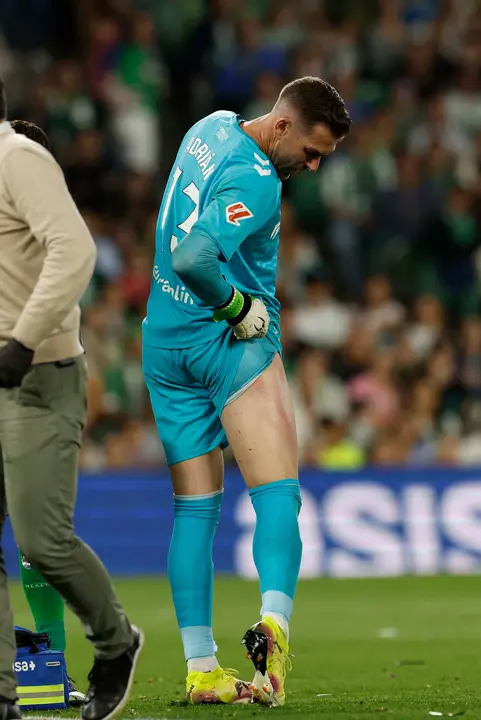 SEVILLA, 11/05/2025.-El portero del Betis Adrián San Miguel, durante el partido de la jornada 35 de LaLiga EA Sports entre el Betis y el Osasuna, este domingo en el estadio Benito Villamarín en Sevilla.-EFE/ Julio Munoz