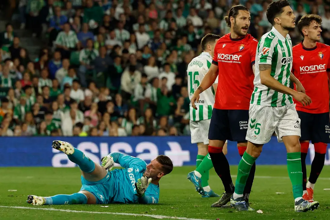 SEVILLA, 11/05/2025.-El portero del Betis Adrián San Miguel se duele de un golpe durante el partido de la jornada 35 de LaLiga EA Sports entre el Betis y el Osasuna, este domingo en el estadio Benito Villamarín en Sevilla.-EFE/ Julio Munoz
