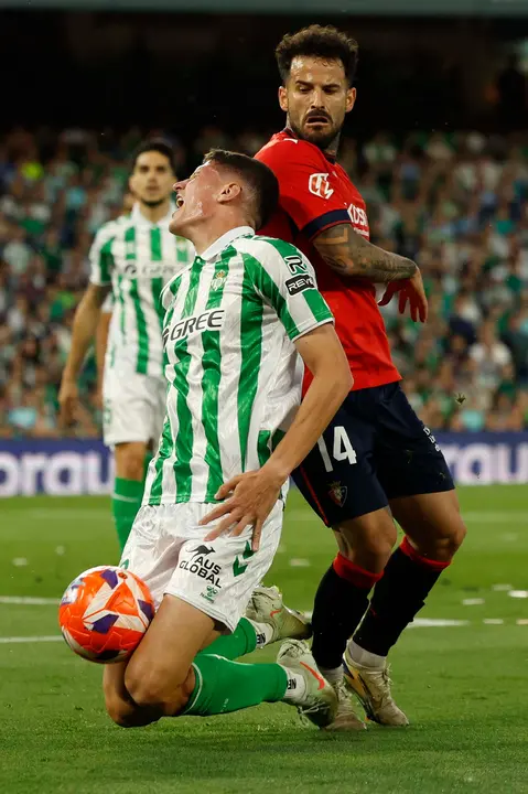 SEVILLA, 11/05/2025.- El centrocampista del Betis, Sergi Altimira, el centrocampista de Osasuna, Rubén García, durante el encuentro correspondiente a la jornada 35 de LaLiga EA Sports que disputan hoy domingo Betis y Osasuna en el estadio Benito Villamarín, en Sevilla. EFE / Julio Muñoz.
