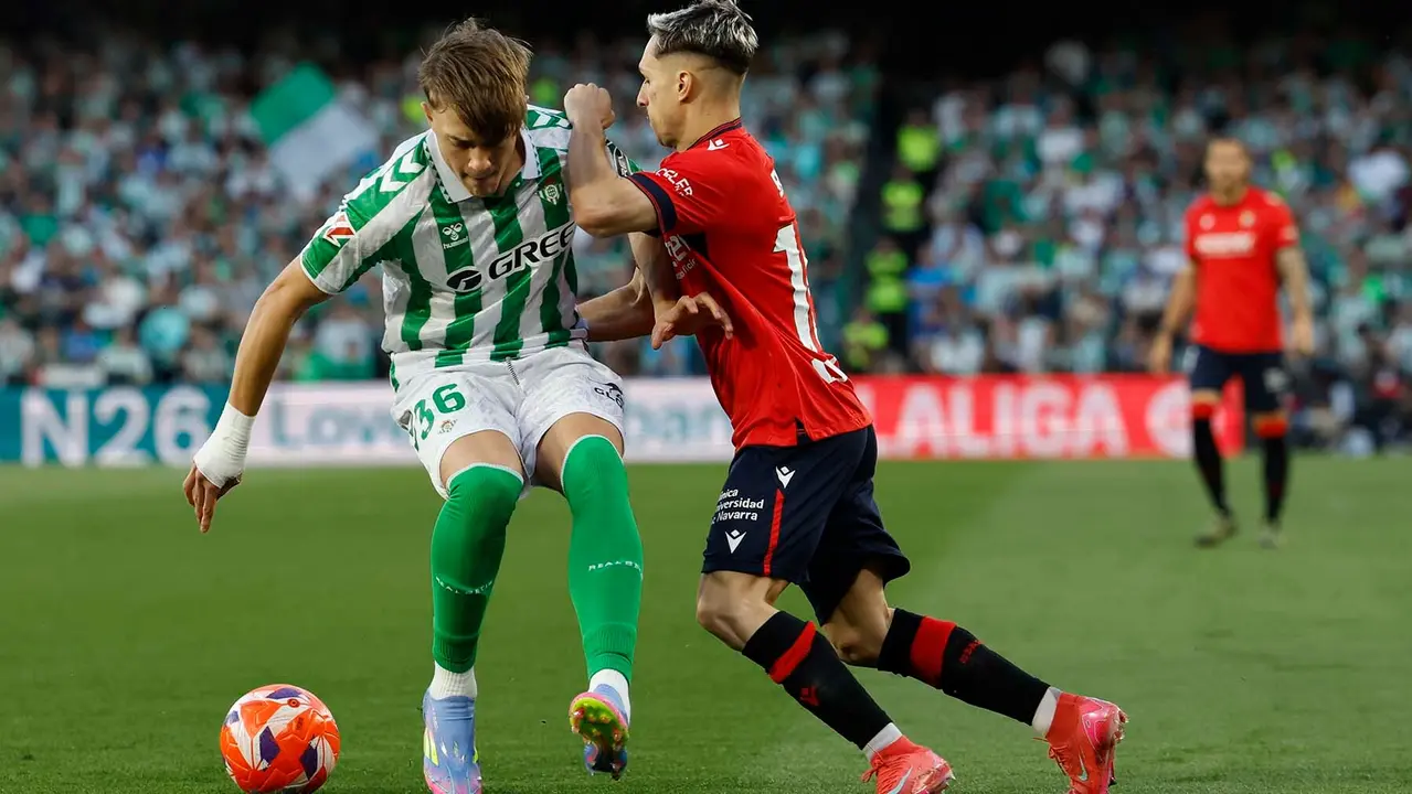 SEVILLA, 11/05/2025.-El centrocampista del Betis Jesús Rodríguez y el centrocampista de Osasuna Bryan Zaragoza, durante el partido de la jornada 35 de LaLiga EA Sports, este domingo en el estadio Benito Villamarín en Sevilla.-EFE/ Julio Munoz