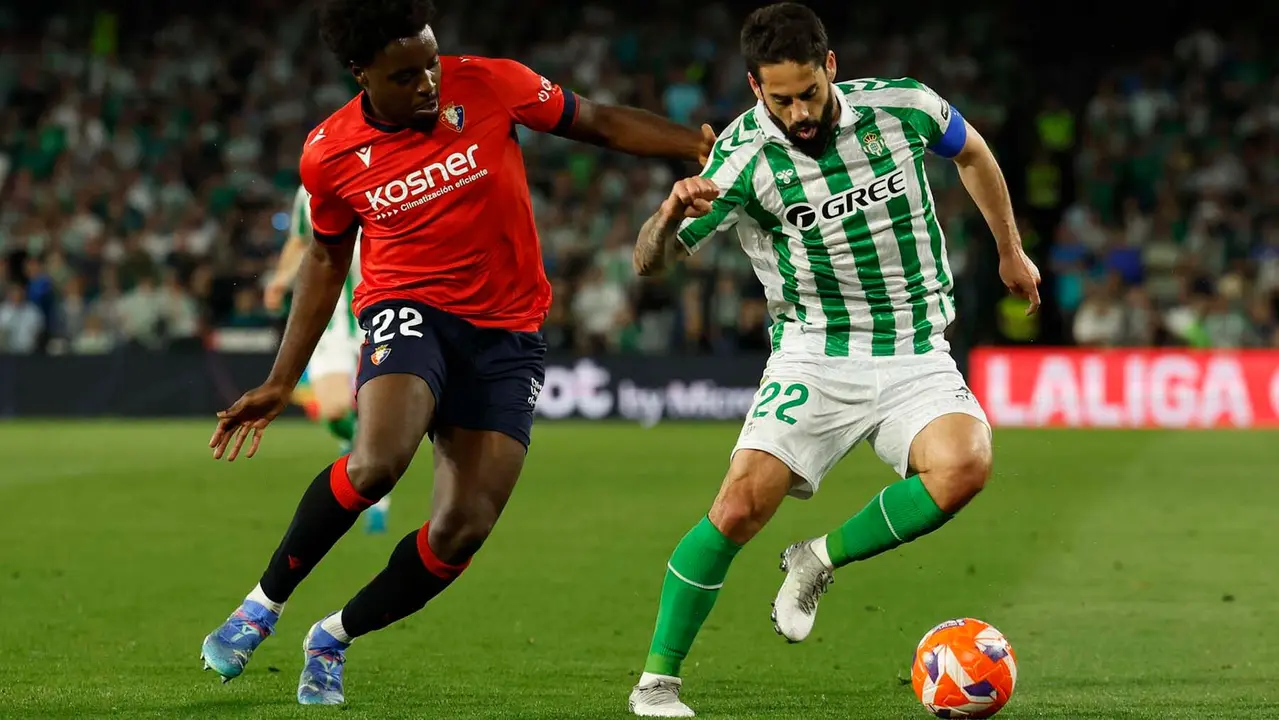 SEVILLA, 11/05/2025.-El centrocampista del Betis Isco Alarcón y el defensa de Osasuna Flavien-Enzo Boyomo, durante el partido de la jornada 35 de LaLiga EA Sports, este domingo en el estadio Benito Villamarín en Sevilla.-EFE/ Julio Muñoz