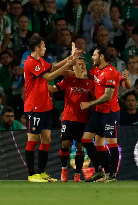 SEVILLA, 11/05/2025.-El delantero croata de Osasuna Ante Budimir (i), celebra su gol contrael Betis, durante el partido de la jornada 35 de LaLiga EA Sports, este domingo en el estadio Benito Villamarín en Sevilla.-EFE/ Julio Muñoz