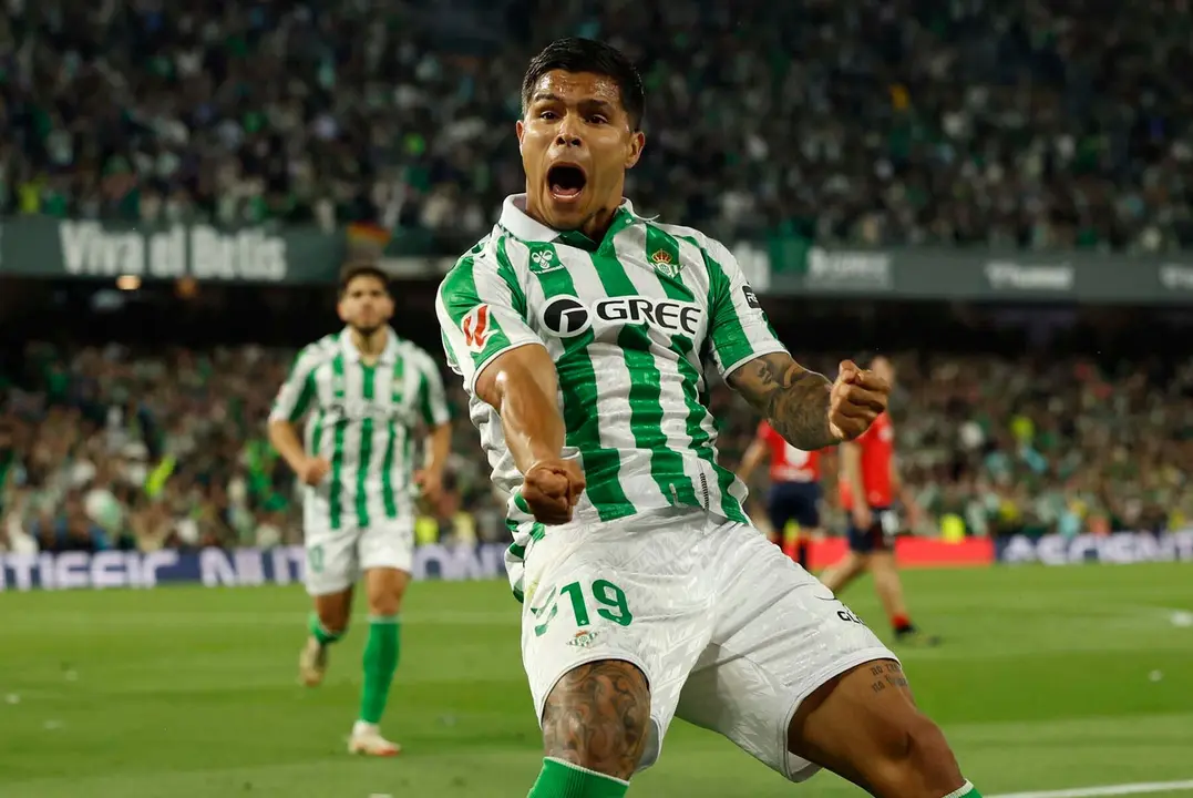 SEVILLA, 11/05/2025.-El delantero colombiano del Betis Juan Camilo Hernández "Cucho", celebra su gol contra Osasuna, durante el partido de la jornada 35 de LaLiga EA Sports, este domingo en el estadio Benito Villamarín en Sevilla.-EFE/ Julio Muñoz