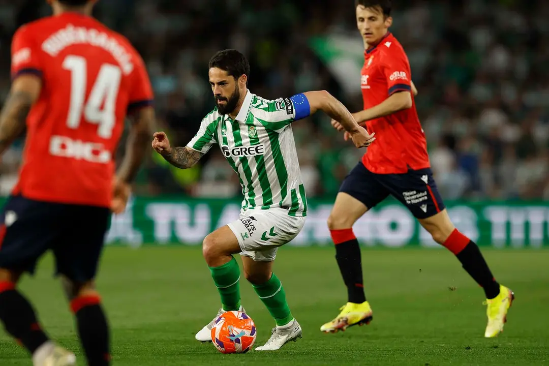 SEVILLA, 11/05/2025.-El centrocampista del Betis Isco Alarcón, durante el partido de la jornada 35 de LaLiga EA Sports, este domingo en el estadio Benito Villamarín en Sevilla.-EFE/ Julio Muñoz