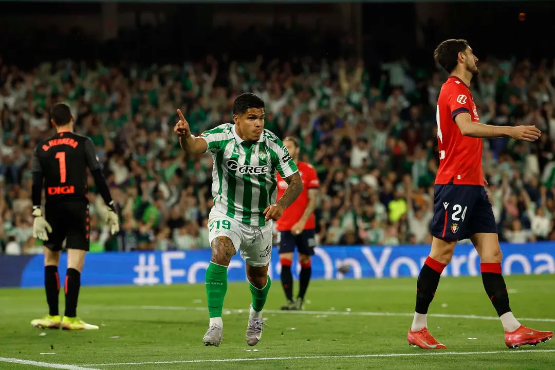 SEVILLA, 11/05/2025.-El delantero colombiano del Betis Juan Camilo Hernández "Cucho", celebra su gol contra Osasuna, durante el partido de la jornada 35 de LaLiga EA Sports, este domingo en el estadio Benito Villamarín en Sevilla.-EFE/ Julio Muñoz