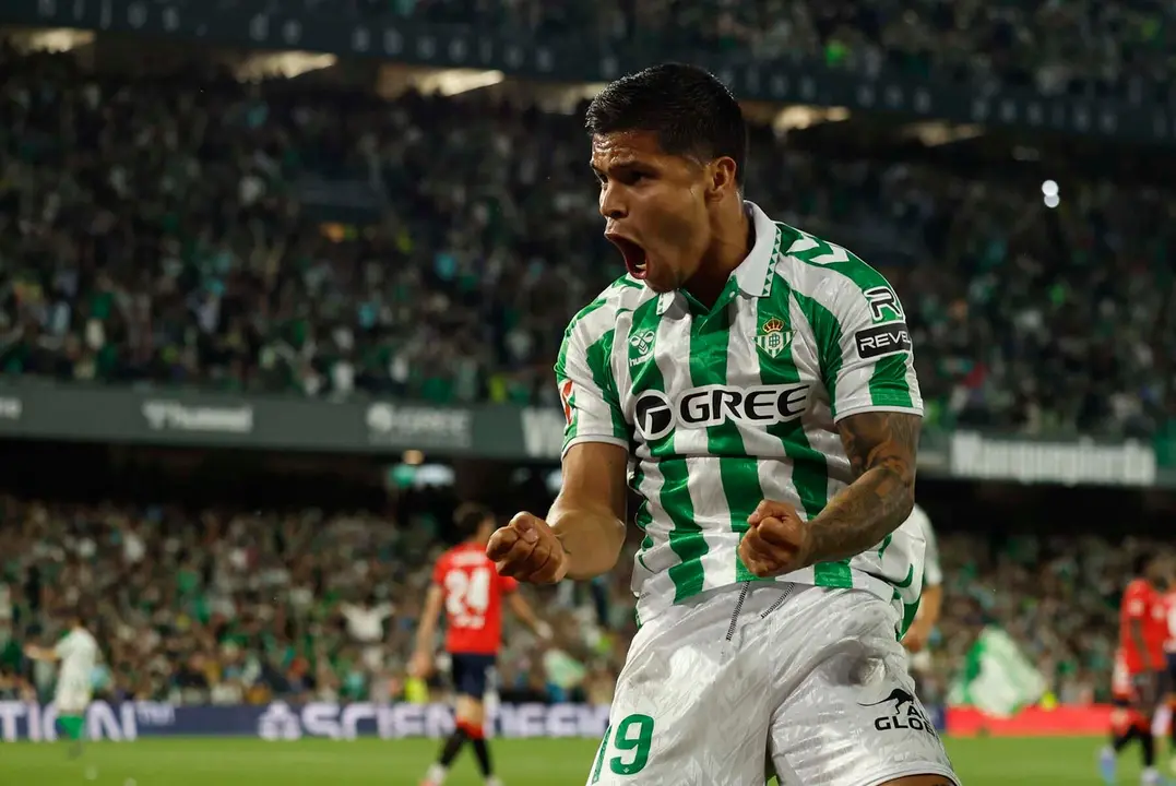 SEVILLA, 11/05/2025.-El delantero colombiano del Betis Juan Camilo Hernández "Cucho", celebra su gol contra Osasuna, durante el partido de la jornada 35 de LaLiga EA Sports, este domingo en el estadio Benito Villamarín en Sevilla.-EFE/ Julio Muñoz