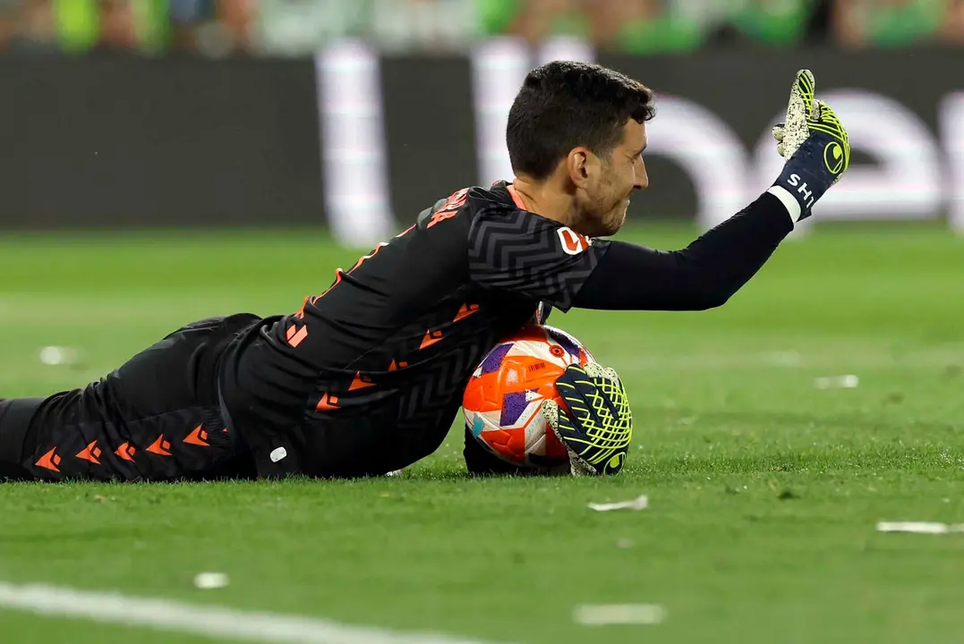 SEVILLA, 11/05/2025.-El portero de Osasuna Sergio Herrera pide asistencia médica, durante el partido de la jornada 35 de LaLiga EA Sports, este domingo en el estadio Benito Villamarín en Sevilla.-EFE/ Julio Muñoz