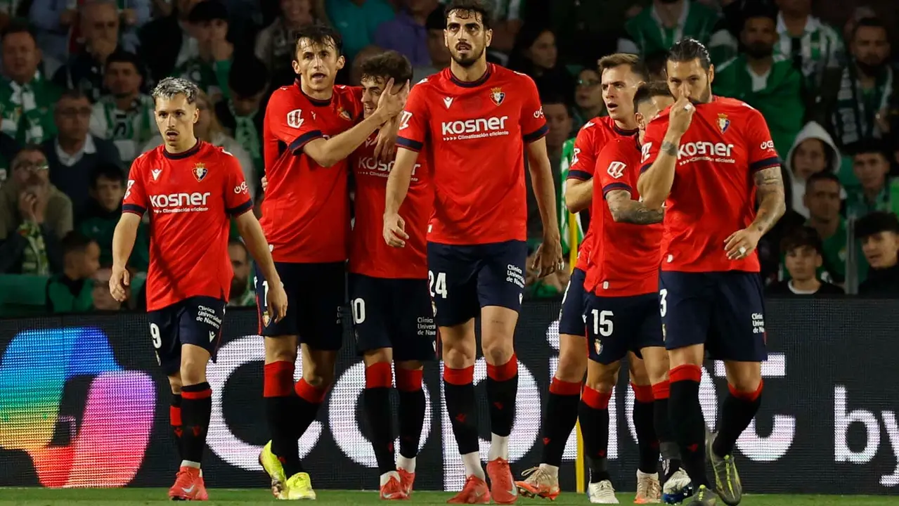 SEVILLA, 11/05/2025.-El delantero croata de Osasuna Ante Budimir (2i), celebra su gol contra el Betis, durante el partido de la jornada 35 de LaLiga EA Sports, este domingo en el estadio Benito Villamarín en Sevilla.-EFE/ Julio Muñoz