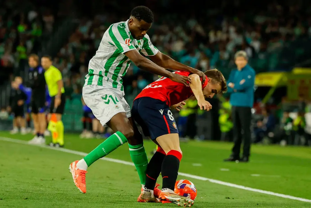 SEVILLA, 11/05/2025.-El centrocampista del Betis William Carvalho y el centrocampista de Osasuna Pablo Ibáñez, durante el partido de la jornada 35 de LaLiga EA Sports, este domingo en el estadio Benito Villamarín en Sevilla.-EFE/ Julio Muñoz
