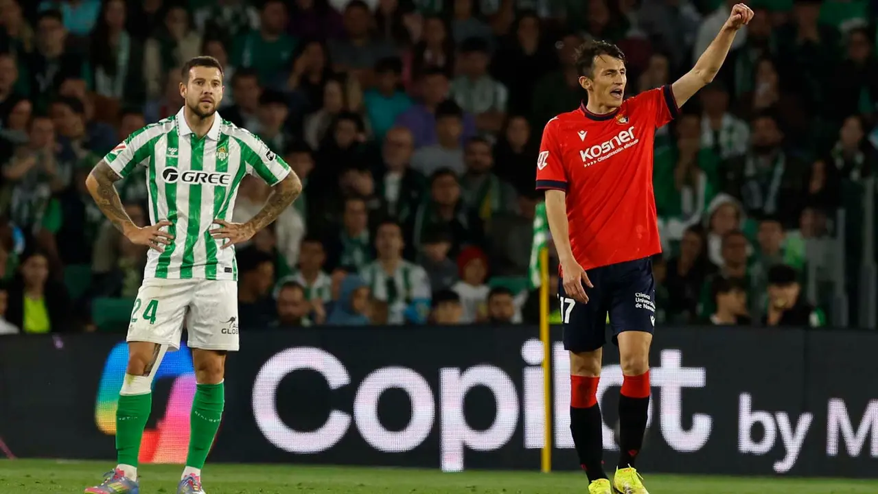 SEVILLA, 11/05/2025.-El delantero croata de Osasuna Ante Budimir, celebra su gol contrael Betis, durante el partido de la jornada 35 de LaLiga EA Sports, este domingo en el estadio Benito Villamarín en Sevilla.-EFE/ Julio Muñoz