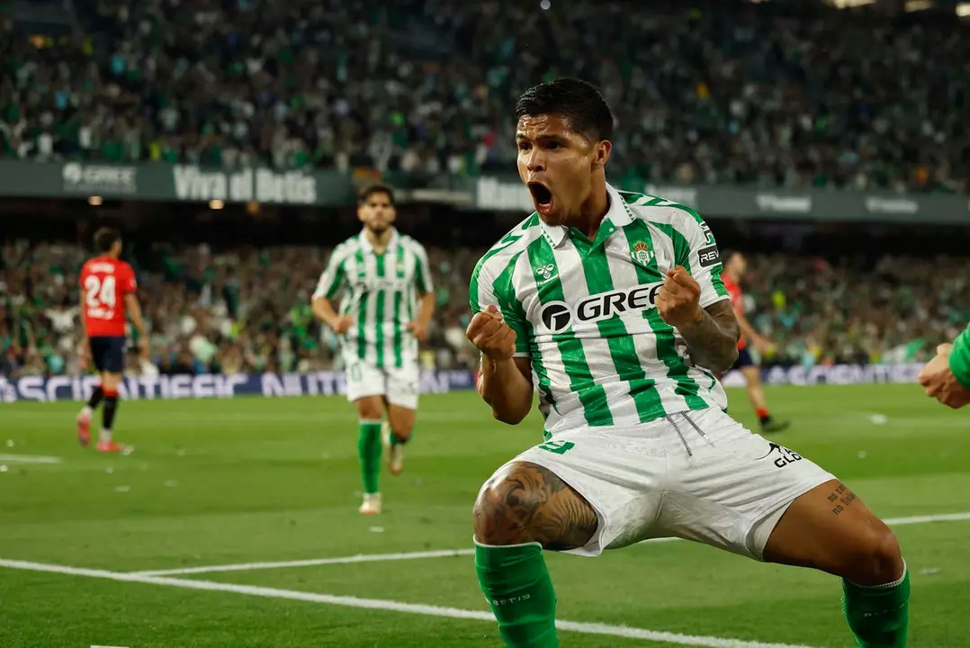 SEVILLA, 11/05/2025.-El delantero colombiano del Betis Juan Camilo Hernández "Cucho", celebra su gol contra Osasuna, durante el partido de la jornada 35 de LaLiga EA Sports, este domingo en el estadio Benito Villamarín en Sevilla.-EFE/ Julio Muñoz