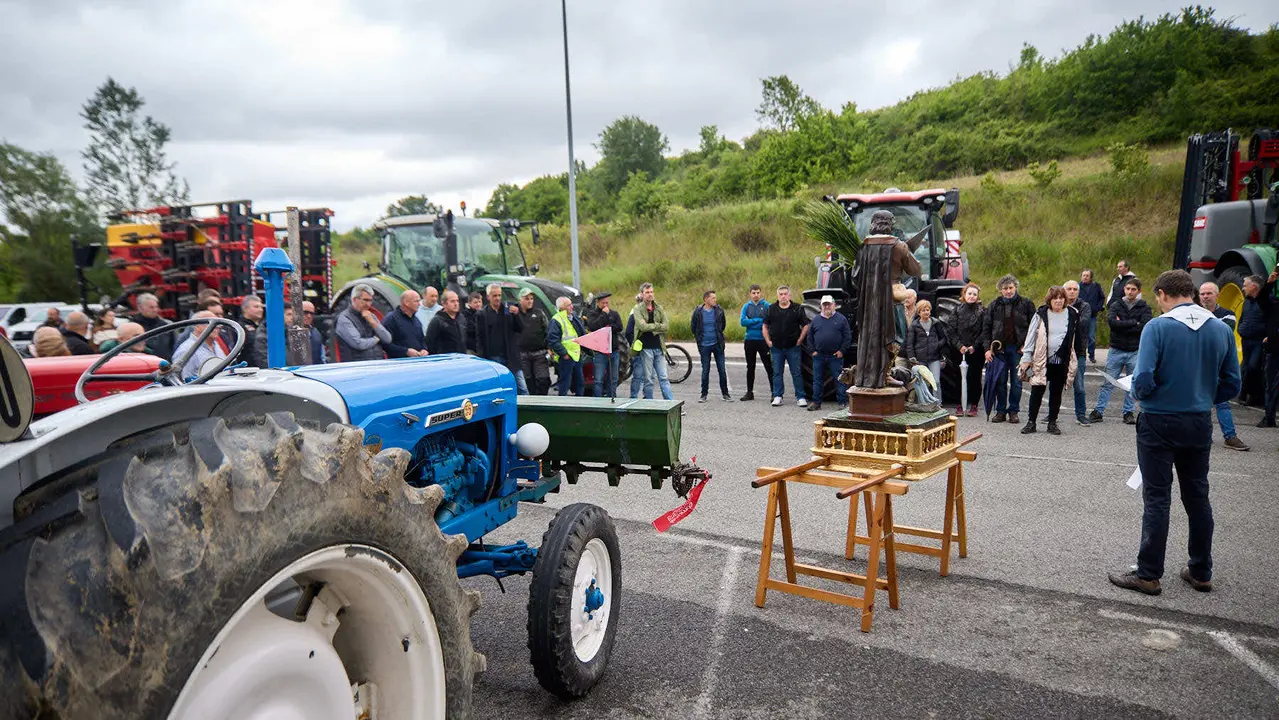Con motivo del día de San Isidro, patrón de los agricultores, la Asociación Semilla y Belarra celebra un acto para mostrar la evolución de la maquinaria agrícola. IÑIGO ALZUGARAY