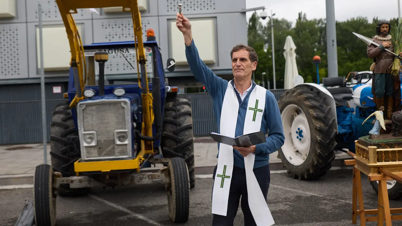 Con motivo del día de San Isidro, patrón de los agricultores, la Asociación Semilla y Belarra celebra un acto para mostrar la evolución de la maquinaria agrícola. IÑIGO ALZUGARAY