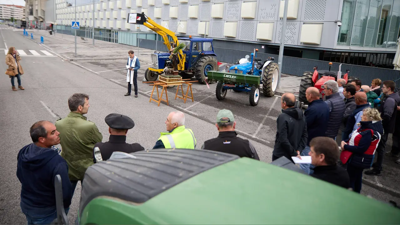Con motivo del día de San Isidro, patrón de los agricultores, la Asociación Semilla y Belarra celebra un acto para mostrar la evolución de la maquinaria agrícola. IÑIGO ALZUGARAY