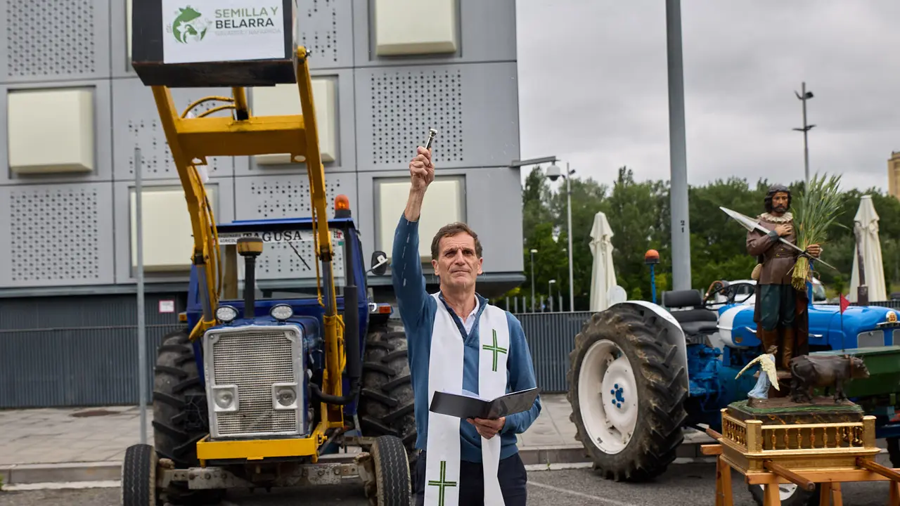 Con motivo del día de San Isidro, patrón de los agricultores, la Asociación Semilla y Belarra celebra un acto para mostrar la evolución de la maquinaria agrícola. IÑIGO ALZUGARAY