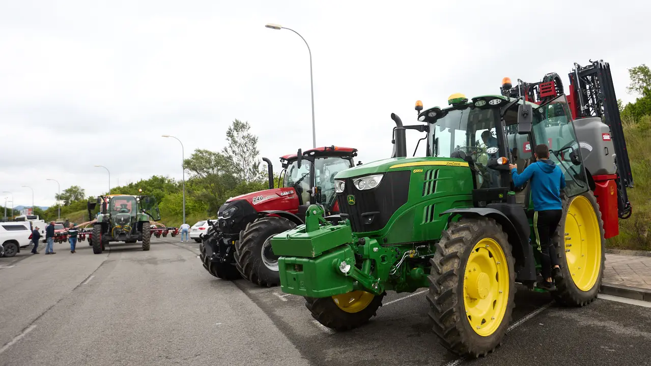 Con motivo del día de San Isidro, patrón de los agricultores, la Asociación Semilla y Belarra celebra un acto para mostrar la evolución de la maquinaria agrícola. IÑIGO ALZUGARAY