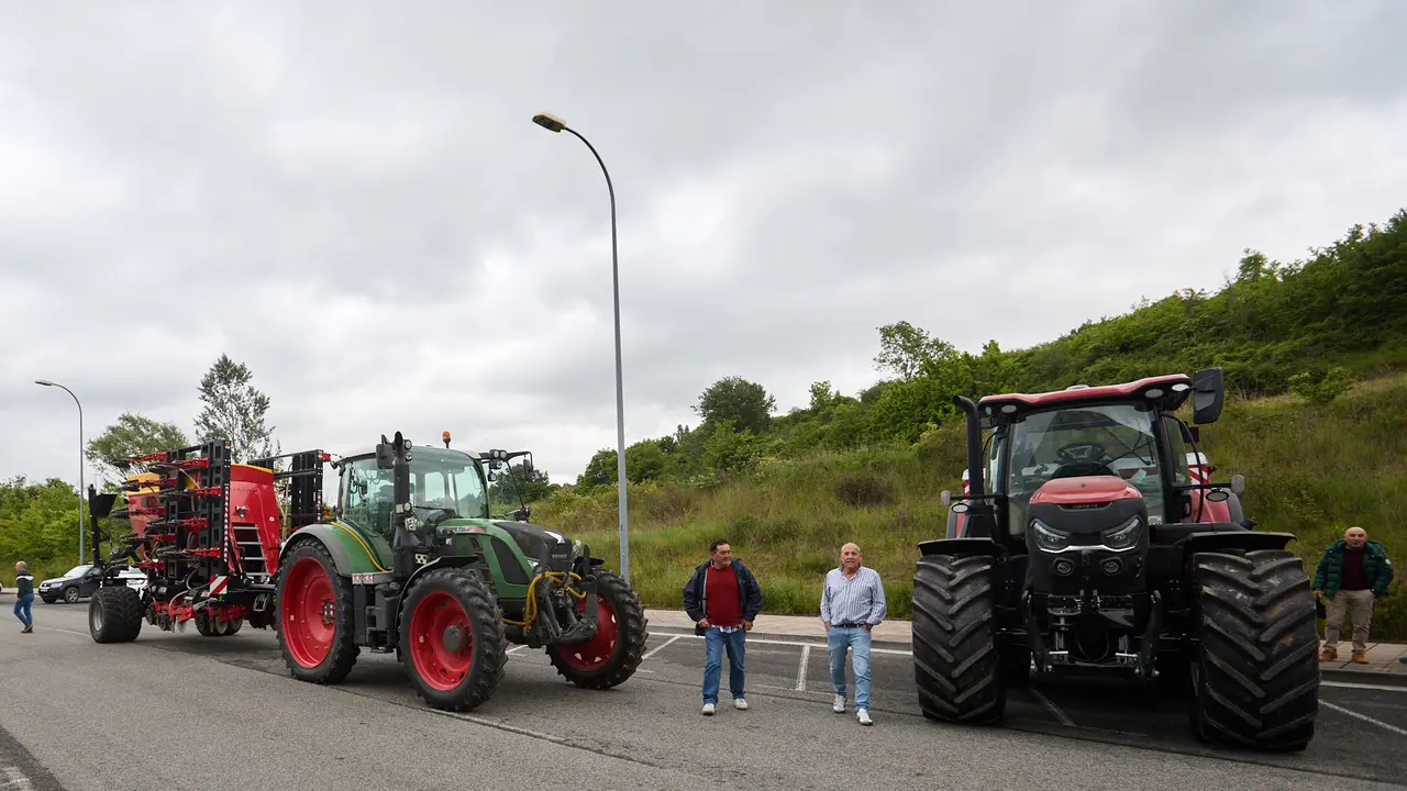 Con motivo del día de San Isidro, patrón de los agricultores, la Asociación Semilla y Belarra celebra un acto para mostrar la evolución de la maquinaria agrícola. IÑIGO ALZUGARAY