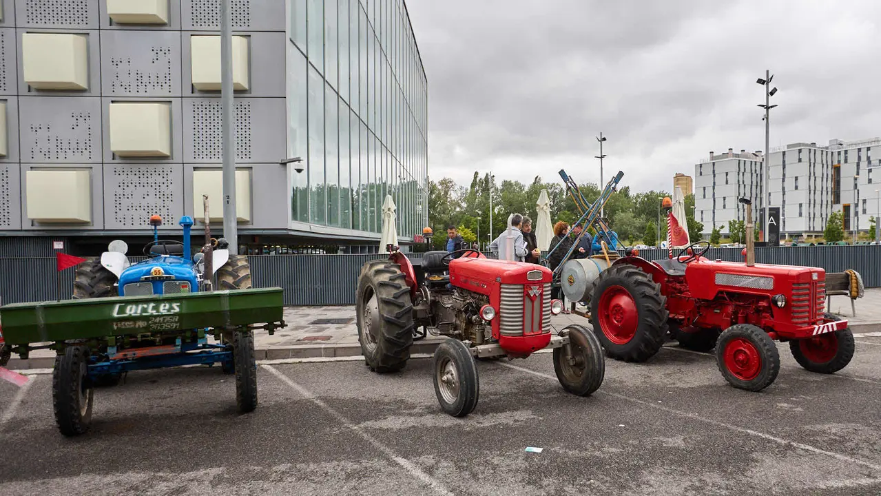 Con motivo del día de San Isidro, patrón de los agricultores, la Asociación Semilla y Belarra celebra un acto para mostrar la evolución de la maquinaria agrícola. IÑIGO ALZUGARAY