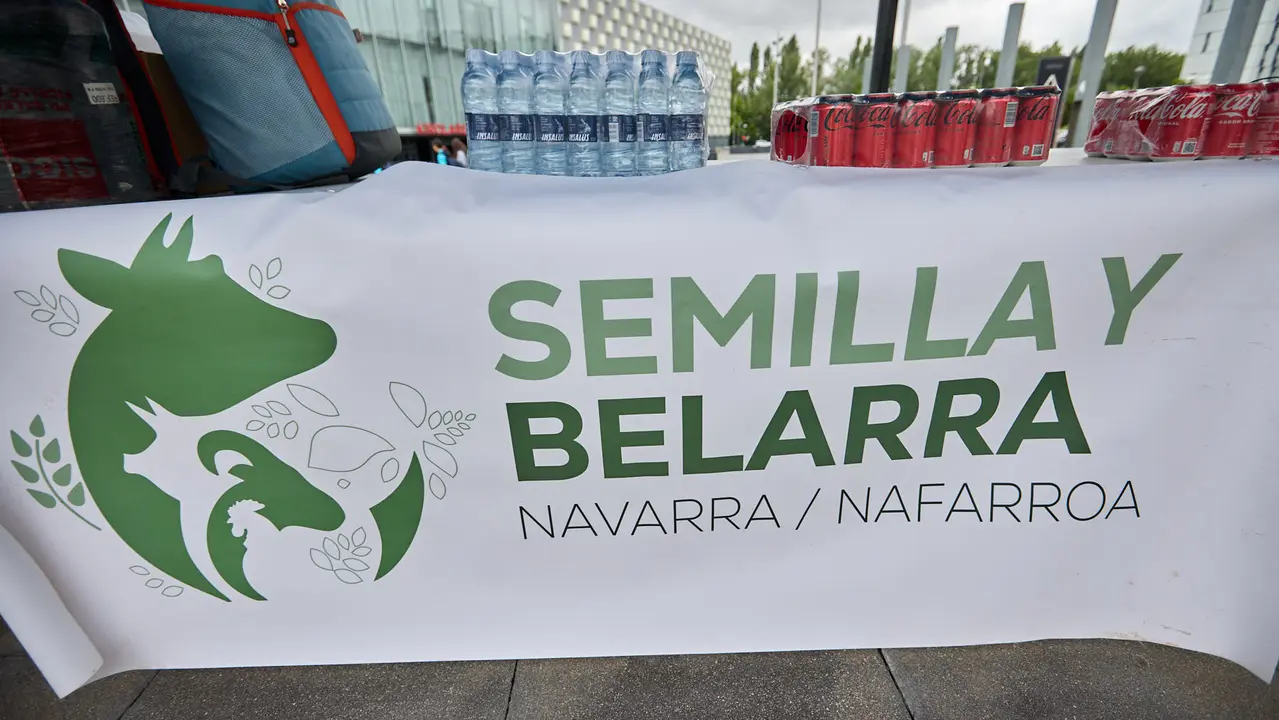 Con motivo del día de San Isidro, patrón de los agricultores, la Asociación Semilla y Belarra celebra un acto para mostrar la evolución de la maquinaria agrícola. IÑIGO ALZUGARAY