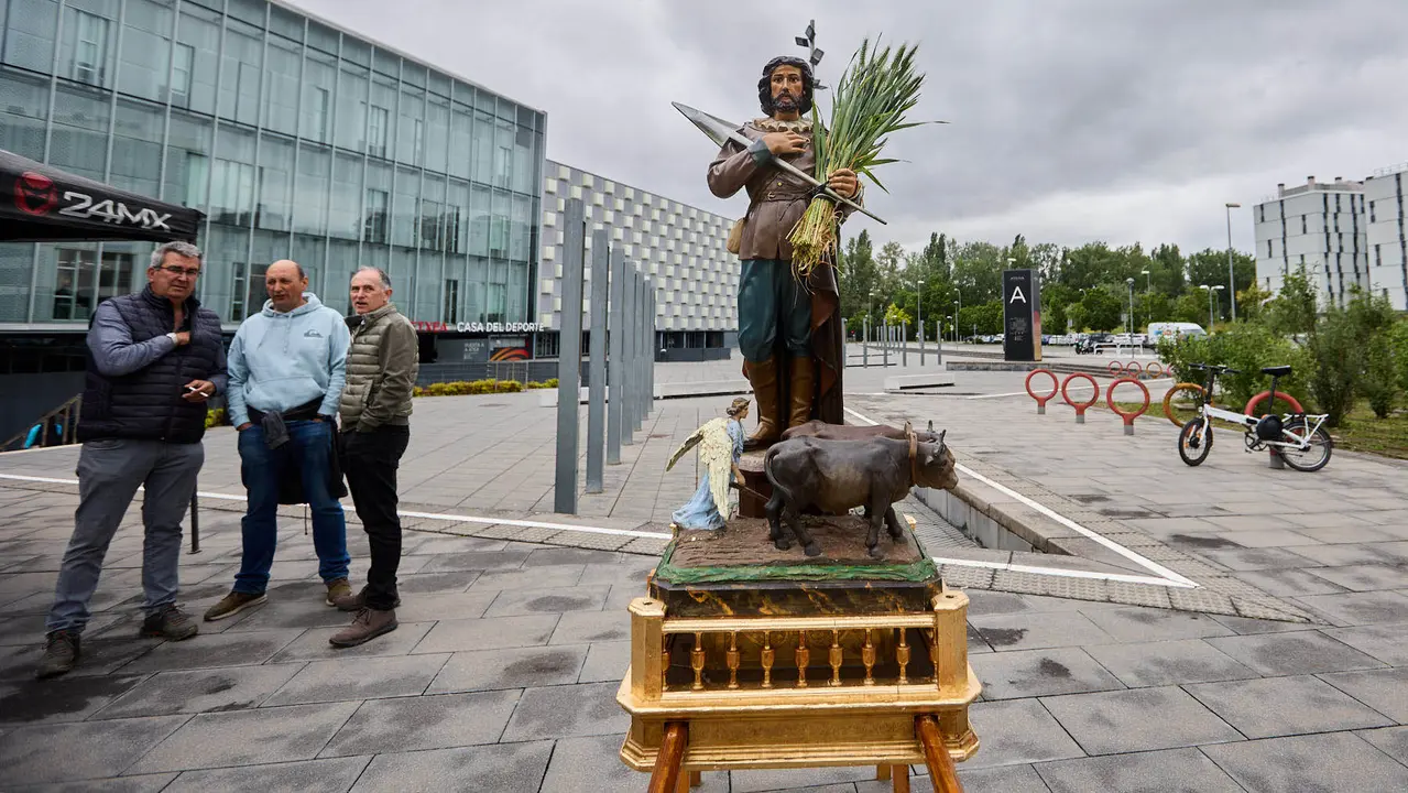 Con motivo del día de San Isidro, patrón de los agricultores, la Asociación Semilla y Belarra celebra un acto para mostrar la evolución de la maquinaria agrícola. IÑIGO ALZUGARAY