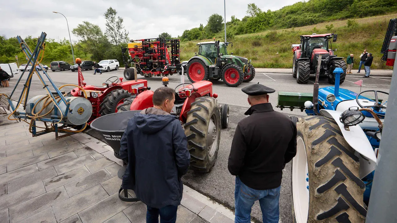 Con motivo del día de San Isidro, patrón de los agricultores, la Asociación Semilla y Belarra celebra un acto para mostrar la evolución de la maquinaria agrícola. IÑIGO ALZUGARAY