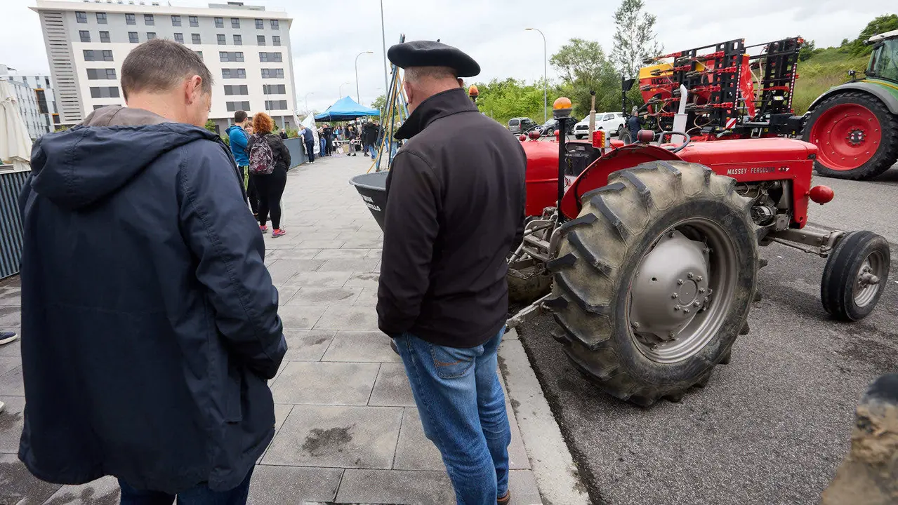 Con motivo del día de San Isidro, patrón de los agricultores, la Asociación Semilla y Belarra celebra un acto para mostrar la evolución de la maquinaria agrícola. IÑIGO ALZUGARAY